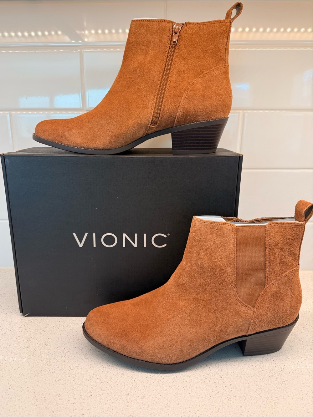 NEW IN BOX Vionic Roseland Water-Repellent Suede Ankle Boots Toffee 11M Women's